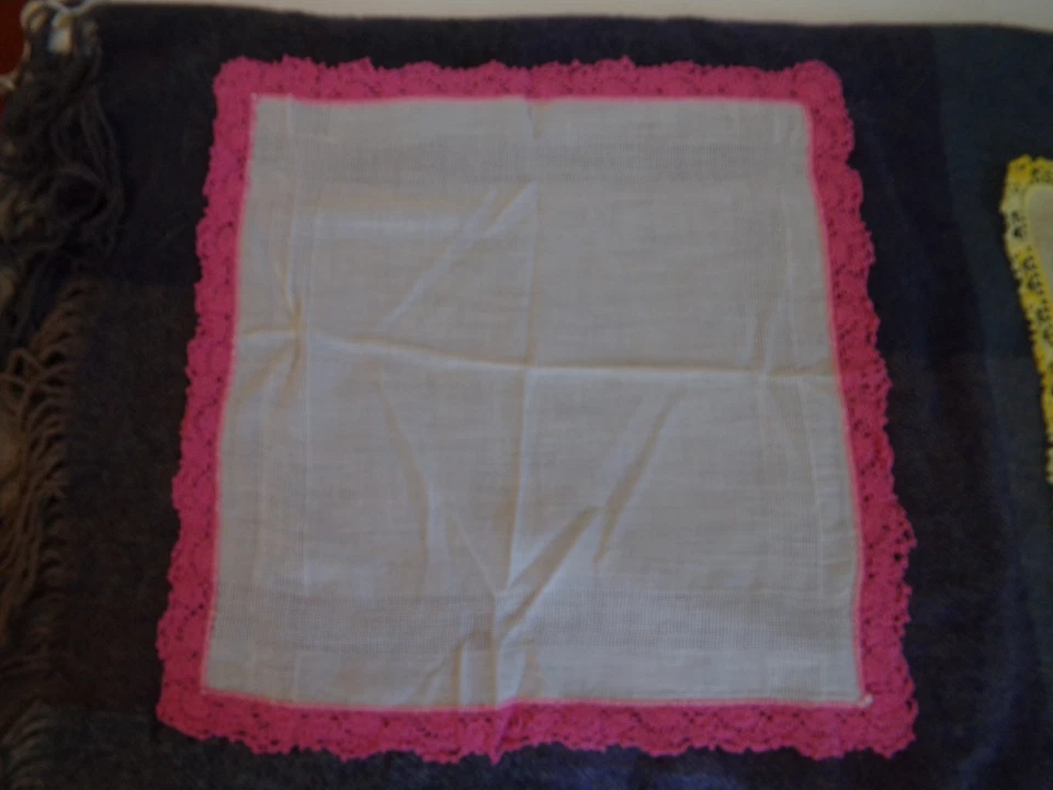 ANTIGUOS PAÑUELOS DE MUJER DE MEDIADOS DE SIGLO, COLORES VIBRANTES, BORDES DE PUNTO, ÚNICOS Foto 2 de 4