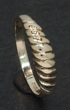 Ring 9 Karat Gelbgold mit geriffelter Spitze Größe Q (80.26.095)