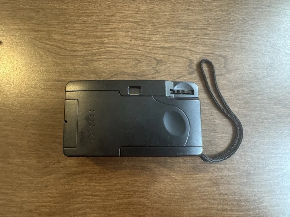 Cámara fotográfica Harman reutilizable 35 mm negra con flash Foto 4 de 4