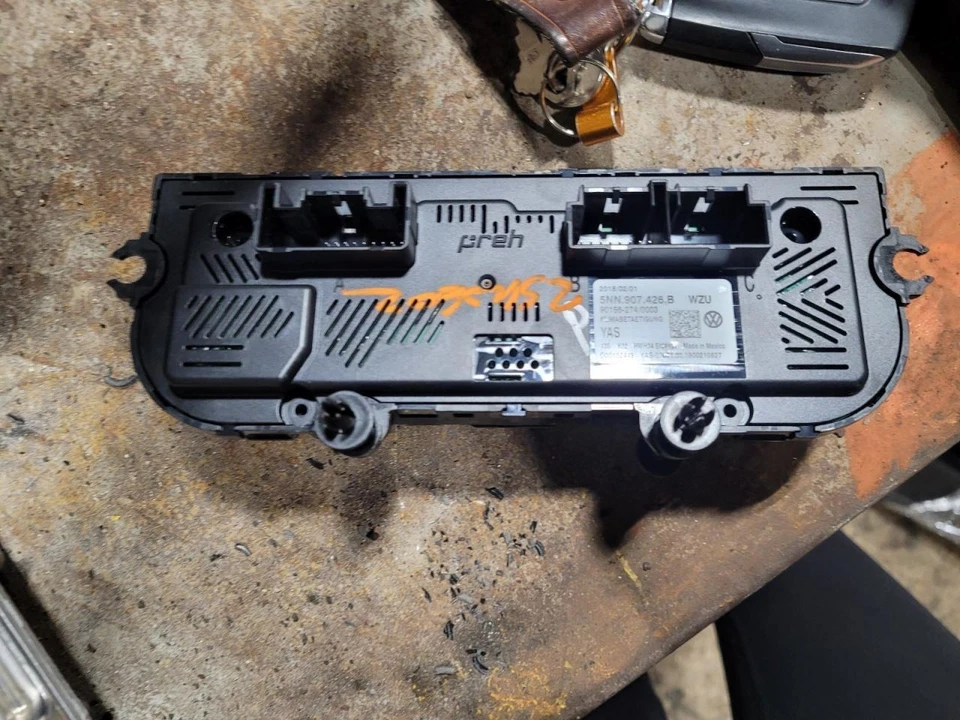 TIGUAN    2018 Temperature Control 2064719 - Image 2 of 4