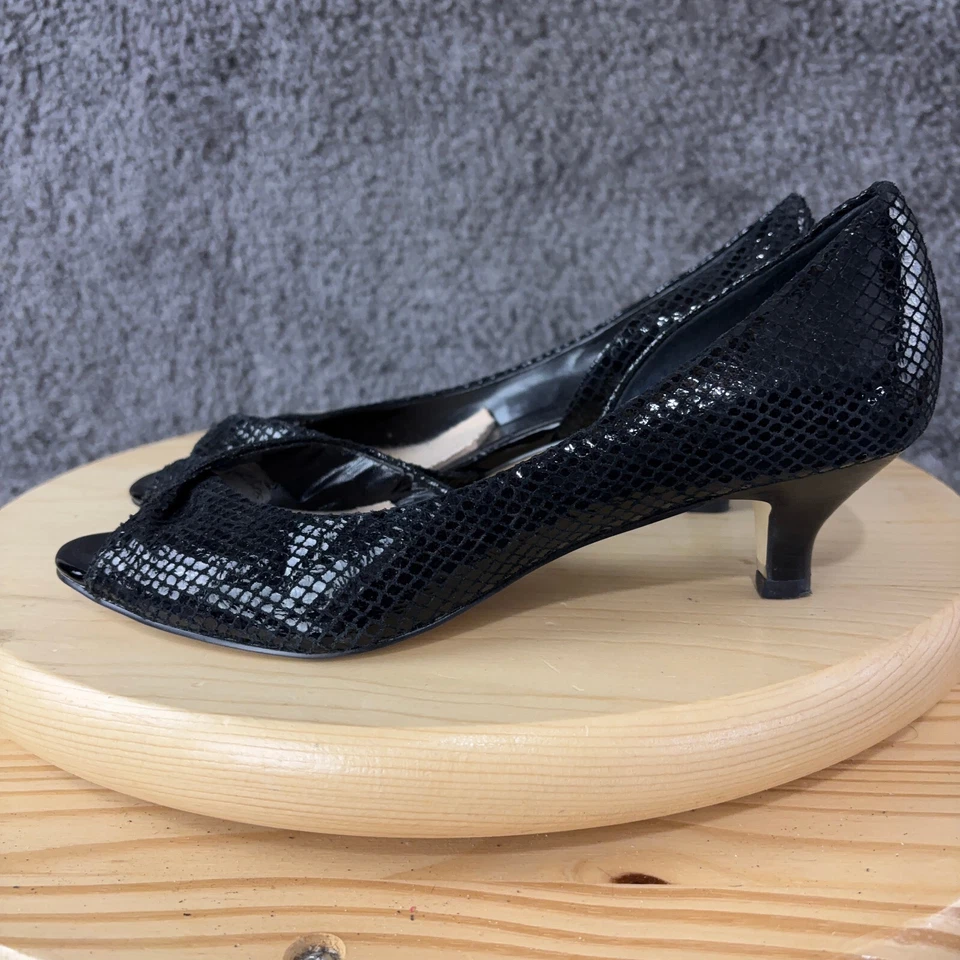 Bomba de tacón de gatito Anne Klein para mujer talla 8 cuero negro estampado de piel de serpiente punta abierta Foto 2 de 4