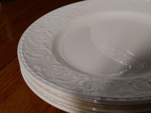 Mikasa Maxima Riviera Salad Plates Set Of 4 Embossed Rim 8 1/4” - Picture 2 of 3