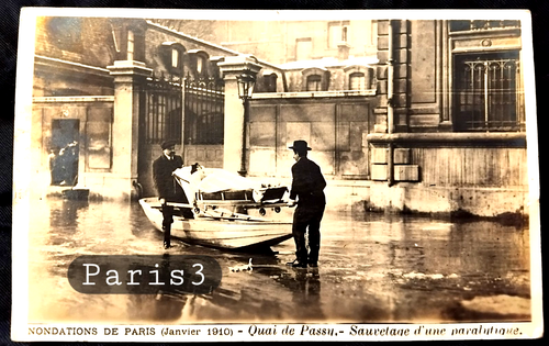 Nr. 3 PARIS ÜBERSCHWEMMUNGEN VON 1910 QUAI DE PASS RETTUNG EINER GELÄHMTEN Schrift