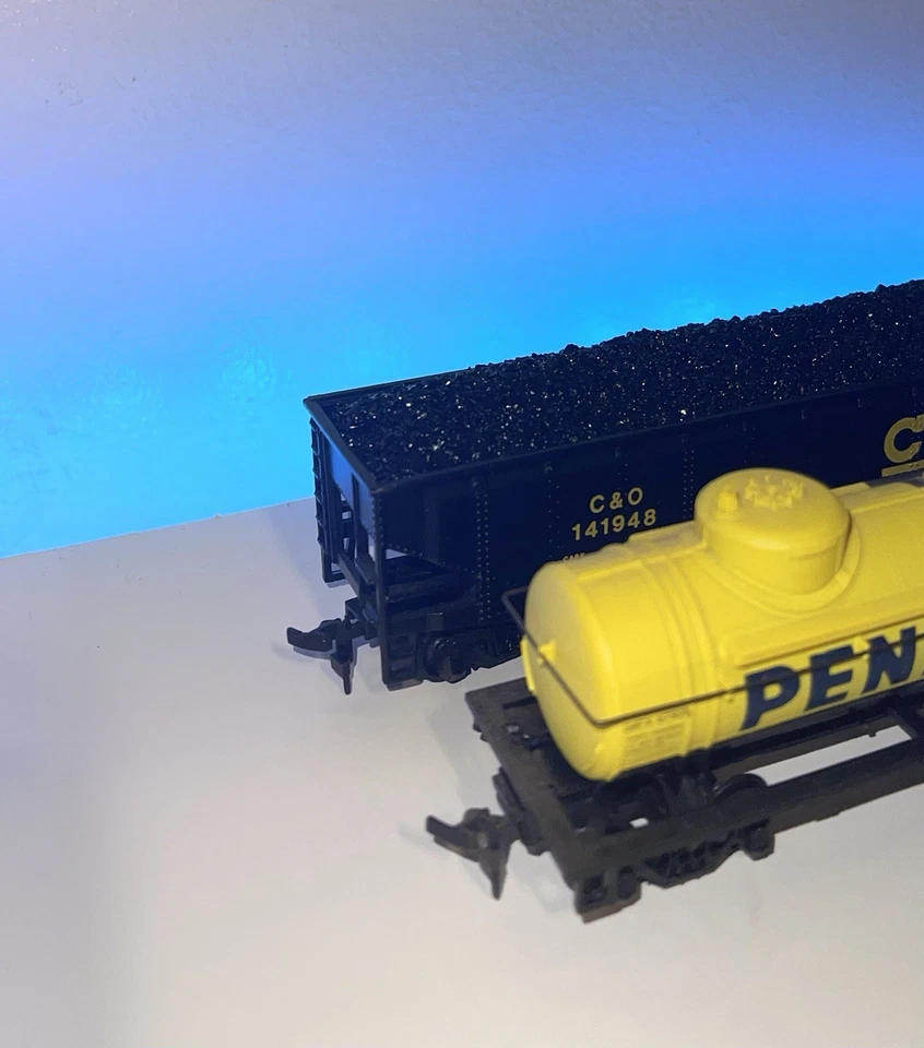 Bachmann HO scale Tank Car & 4 Bay Hopper with load - Image 3 of 4