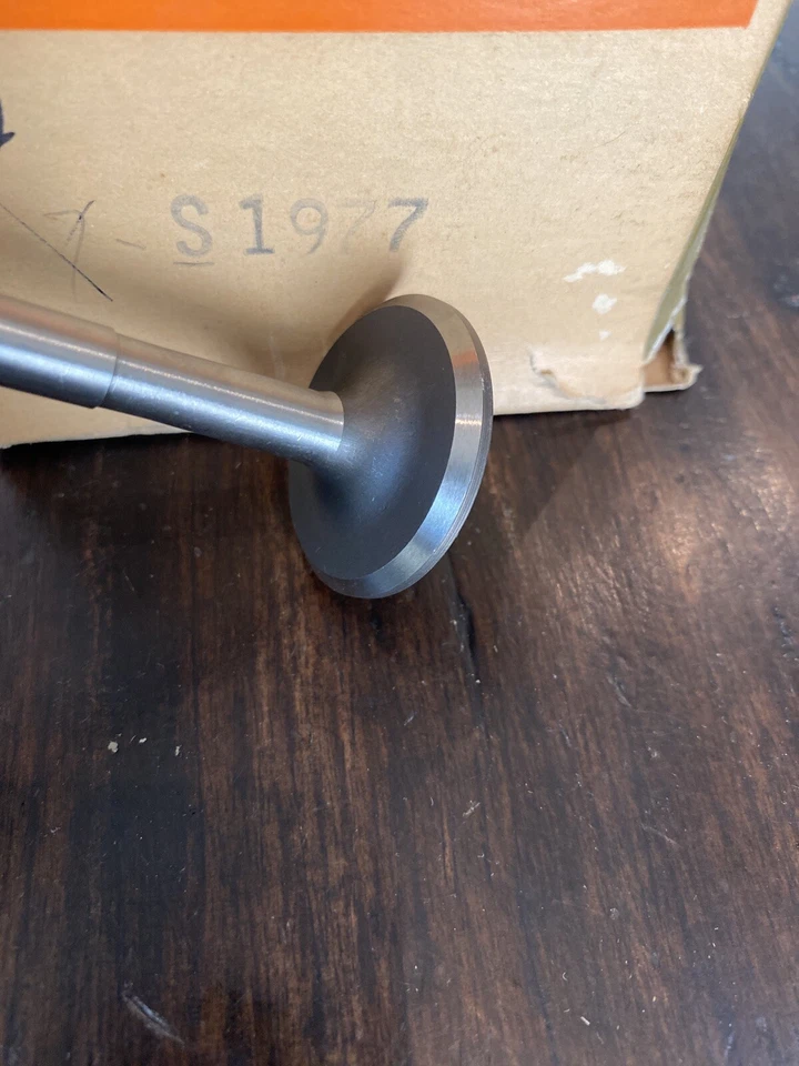 Válvula de escape Cadillac 1458664 331 1952 serie 62 DeVille Fleetwood 52 solo GM  Foto 2 de 4