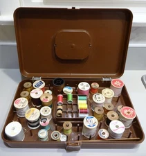 Vtg BROWN WILSON WIL-HOLD SEWING BOX Kit Thread Spool Bobbin Handle 13x8 Plastic