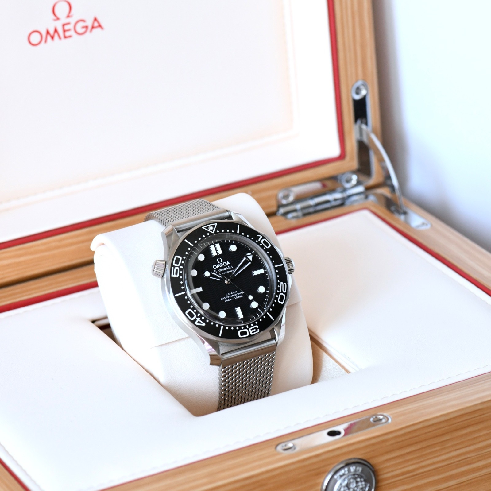 Omega Seamaster 300m Pro Black Wave Dial No Date 2025 Mesh Bracelet Box & Papers