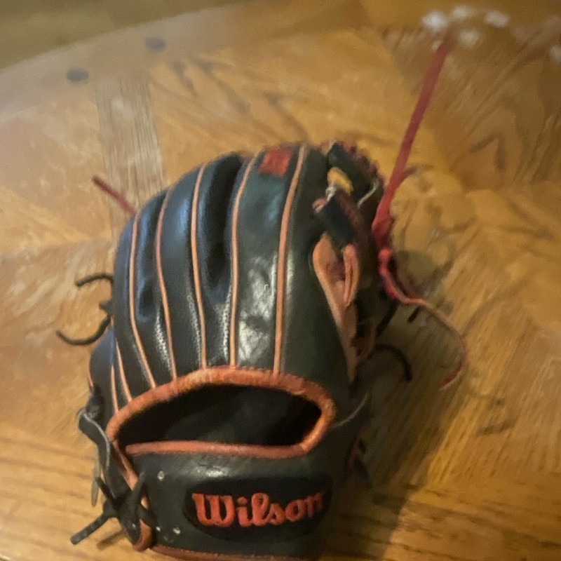 Wilson A2K 11.5. Red/Black.