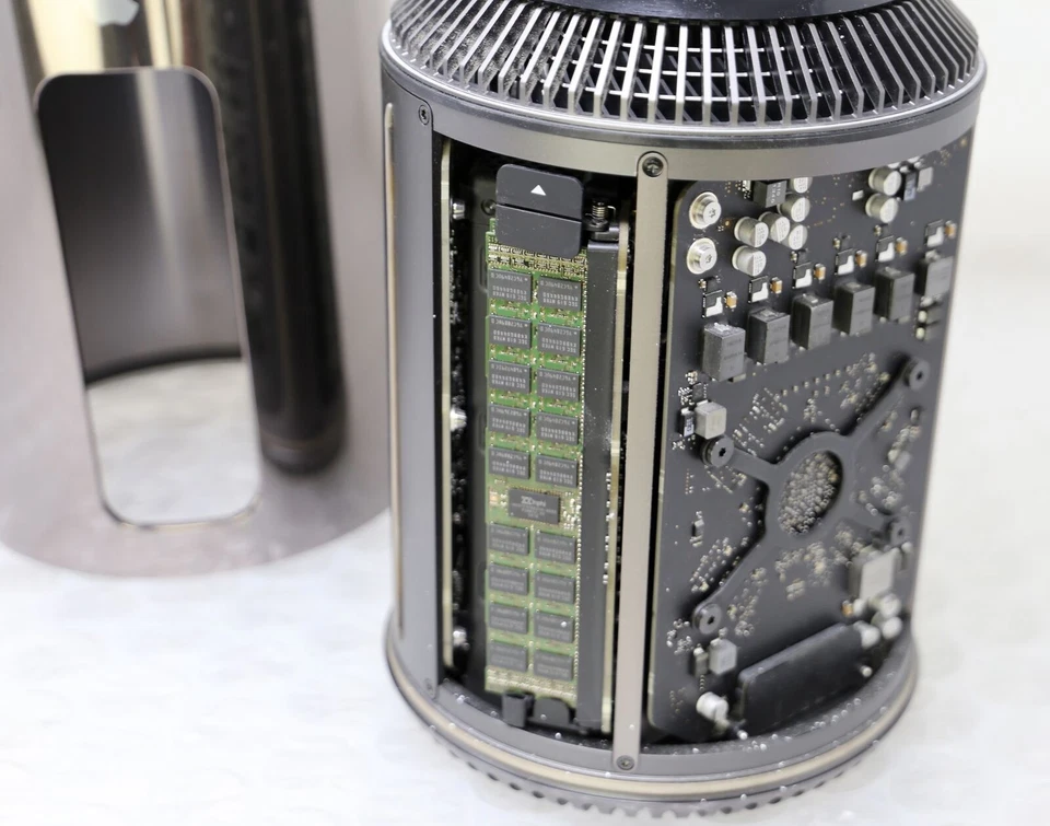 APPLE MacPro A1481 - "Trash Can" PC E5-1620 v2 @ 3.70GHz, 32Gb Memory, 256Gb HDD - Image 4 of 4