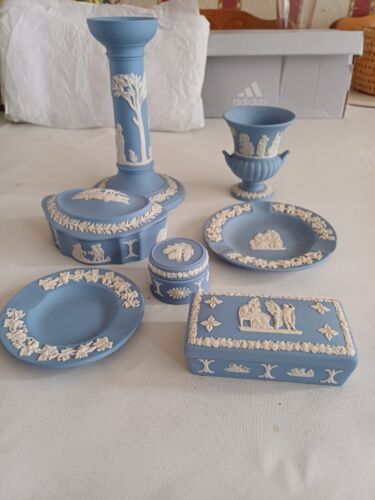 7 Pieces of Wedgewood Blue Jasperware - Picture 1 of 2