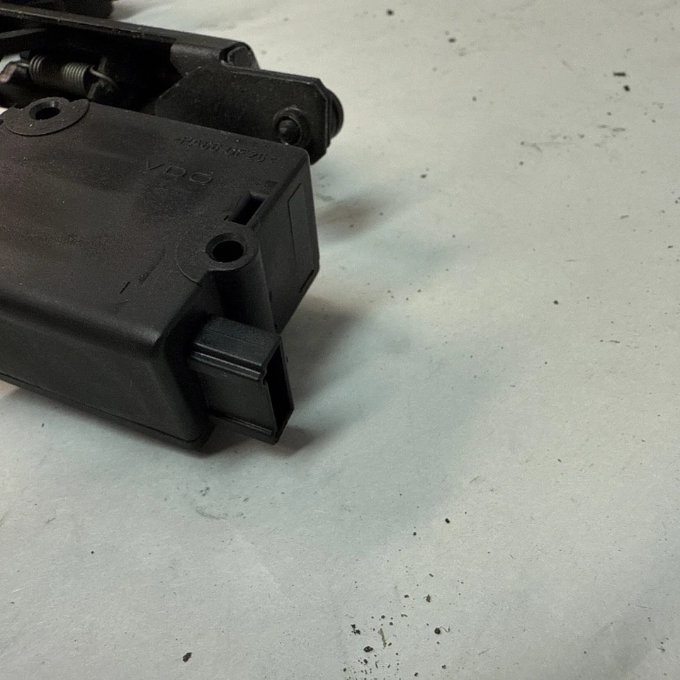 Actuador de cierre de maletero trasero BMW 540i E39 sedán para 1997-2003 Foto 4 de 4