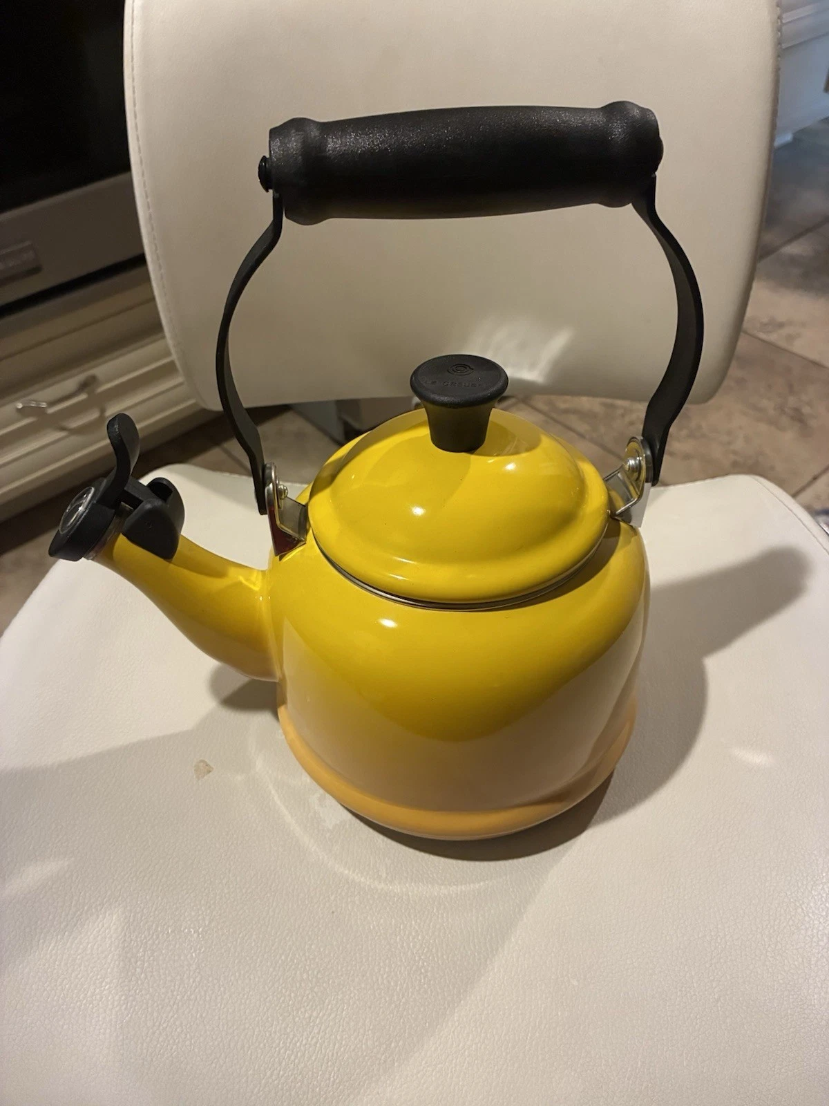 Le Creuset Yellow Whistling Enamel Steel Tea Kettle 1.25 Qt Ergonomic Handle