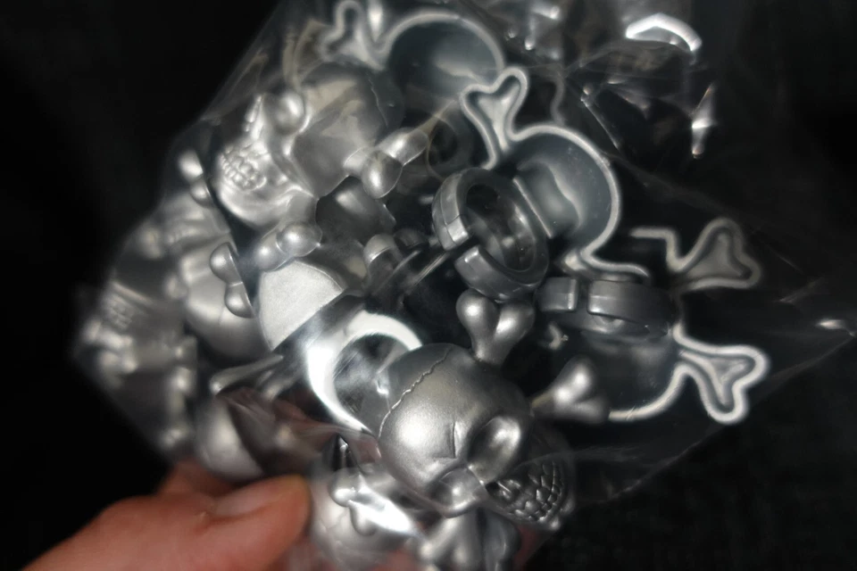 DecoPac Calavera y Huesos Cruzados Cupcake Anillos, 12 ct / NUEVO / Rosa / Morado / Gris Foto 3 de 4