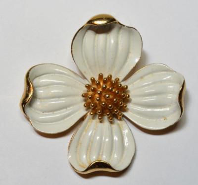 Signierte TRIFARI Krone Goldfarbene Weiße Emaille DOGWOOD BLUMENform Brosche