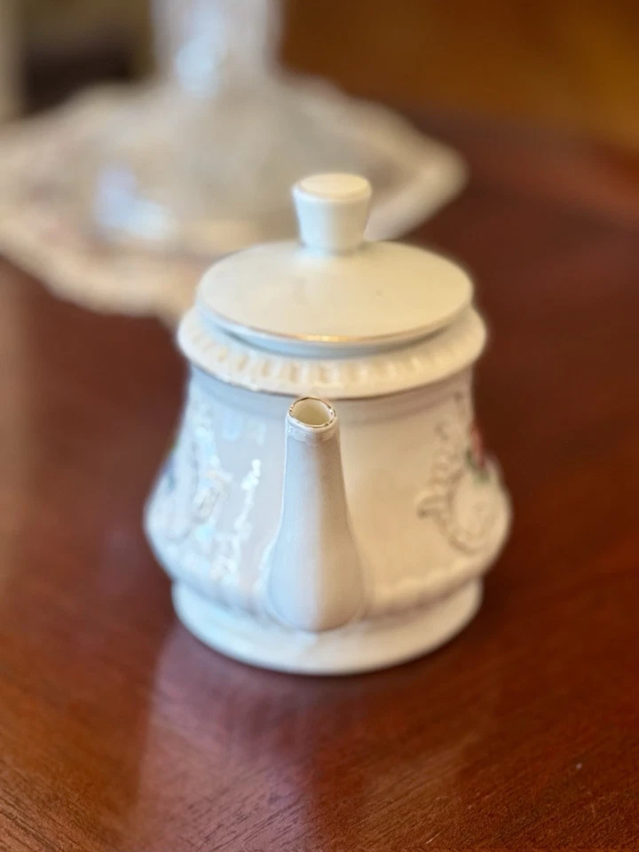 Mini tetera vintage de diseño floral Capodimonte, 4x4 pulgadas, borde dorado blanco Foto 4 de 4