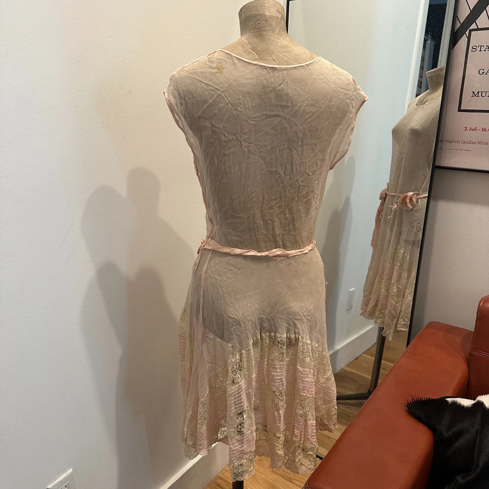 古董 20 世纪 20 年代透明粉色丝绸蕾丝连衣裙,带花卉丝带腰带 - 复古 20 年代 — 第 2/4 张图片