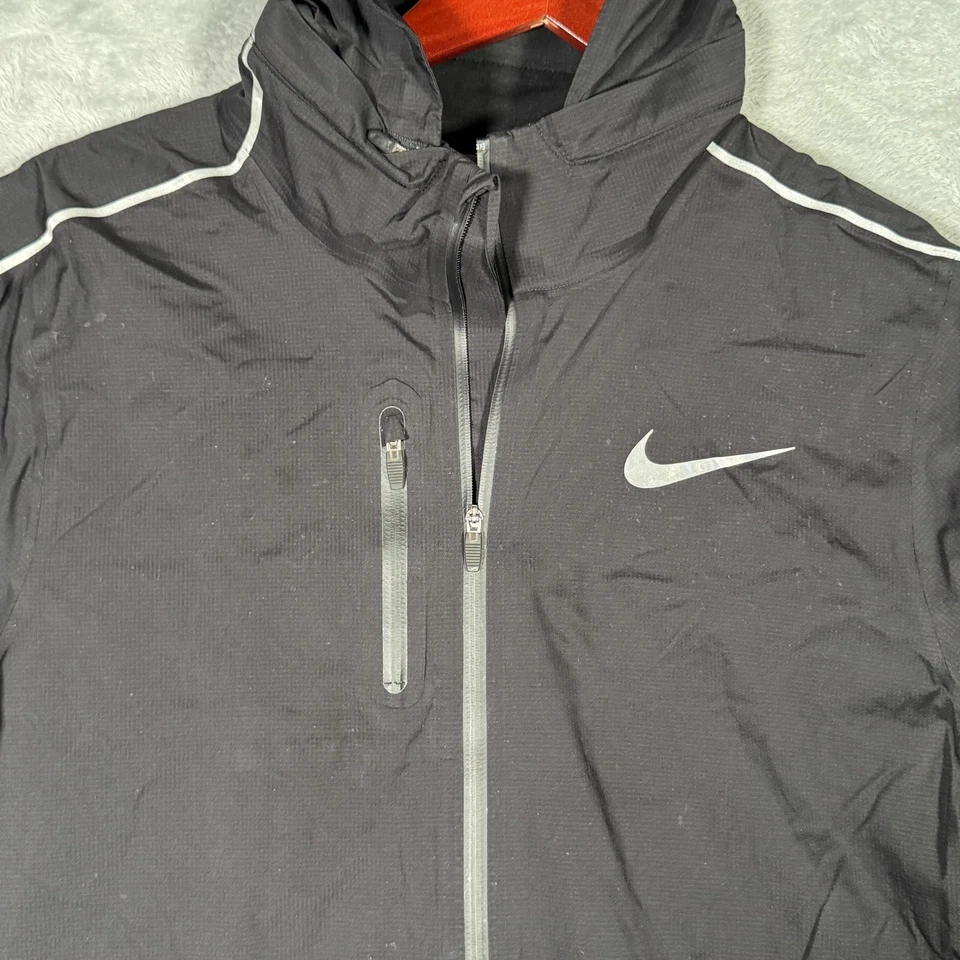Chaqueta Nike Storm Para Hombre Pequeña Negra Escudo Con Capucha Correr Cortavientos Reflectante Foto 3 de 4