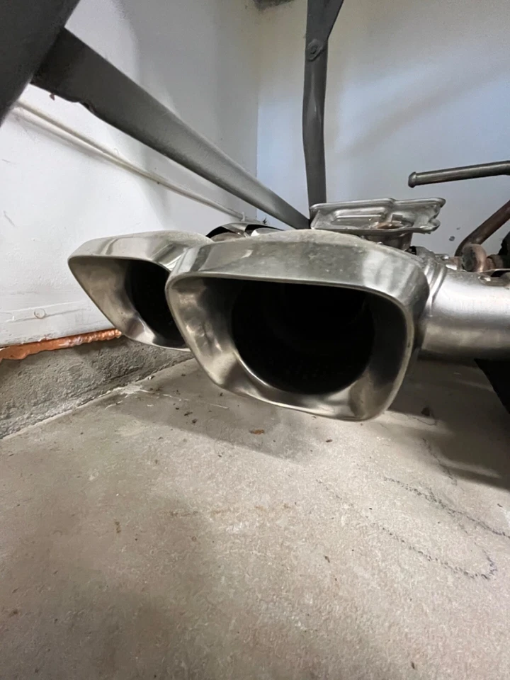 Chevrolet Corvette C8 Z51 2003 rendimiento OEM escape puntas plateadas válvula Chevy Foto 2 de 4