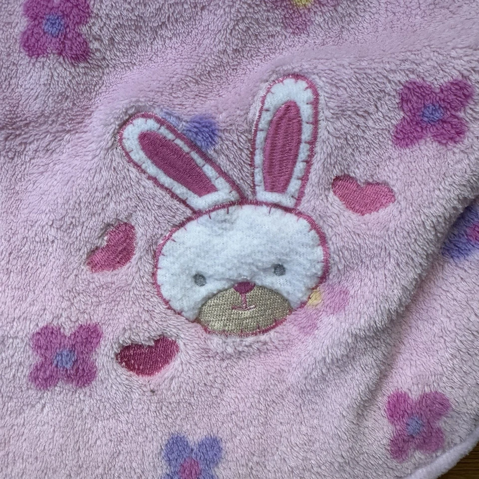 Manta polar rosa Regent Baby con flores y conejito floral Foto 2 de 4