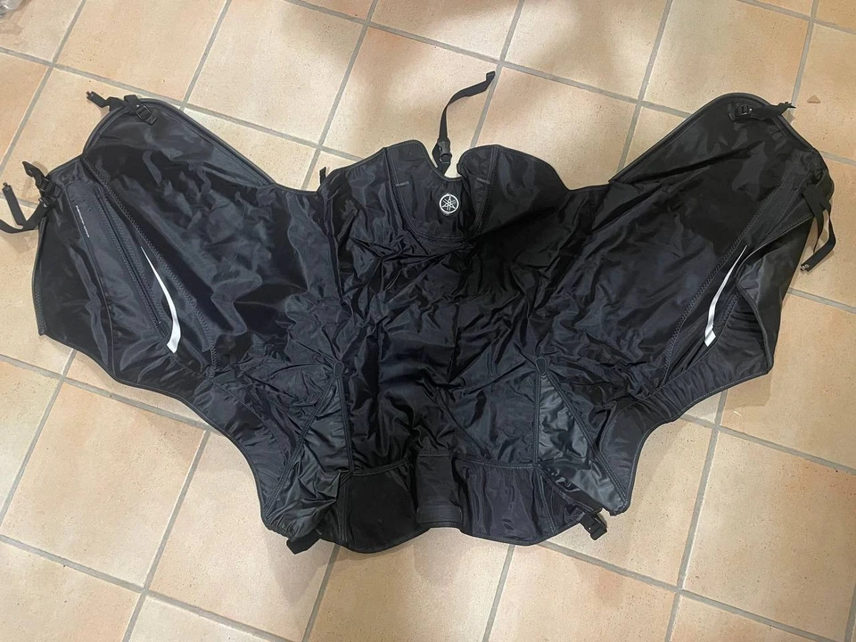 TELO COPRIGAMBE ORIGINALE YAMAHA 4B5-W0762-00 PER YAMAHA T-MAX 500 DAL 2008/2011 - Immagine 3 di 3