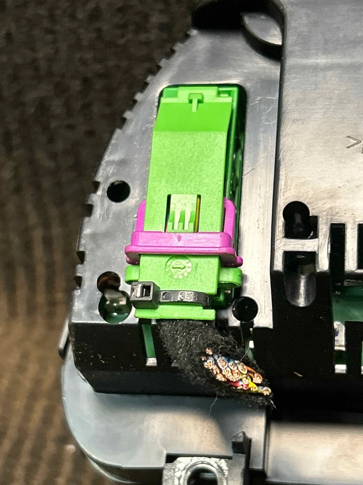 Fits 2005-2006 AUDI A4 Speedometer (miles n/a) OEM:8H0920950HX Foto 3 de 4