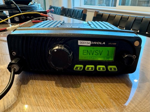 Motorola XTL1500 radio with mic, speaker, bracket and power cables - Zdjęcie 2 z 9