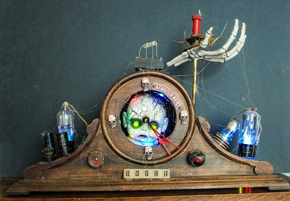 Reloj de abrigo de Halloween - Radio (inmitación) con cabeza encogida y ojos esmeralda brillantes Foto 2 de 4