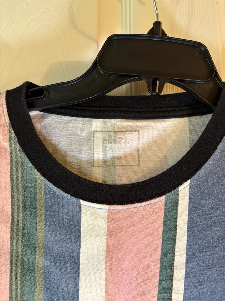 Camiseta Rue 21 Para Hombre Camiseta Cuello Redondo Lujo Bordada Rayas Colorida Preppy Foto 3 de 4