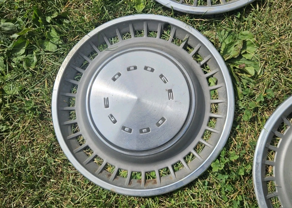 Juego de 4 cubiertas de rueda Dodge 14" 1972-1976 1973 1974 1975 Dart Challenger ARGENT Foto 4 de 4