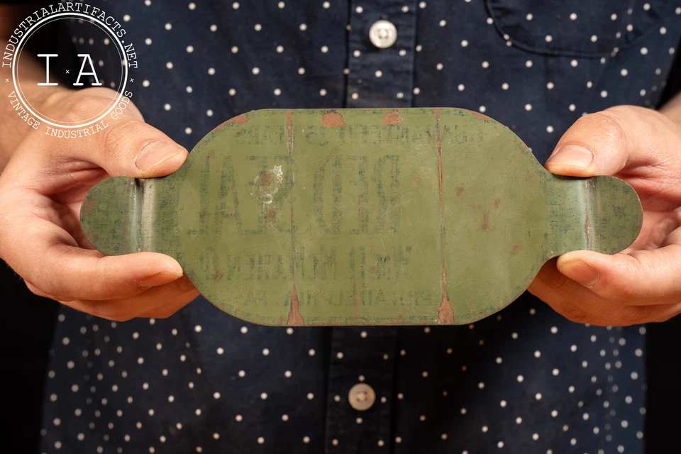 Etiqueta antigua de muebles de hojalata con sello rojo Foto 2 de 2