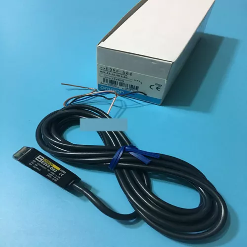 1PCS new omron E3V3-D62 E3V3-D62 Photoelectric Switch 12-24VDC Fast Ship