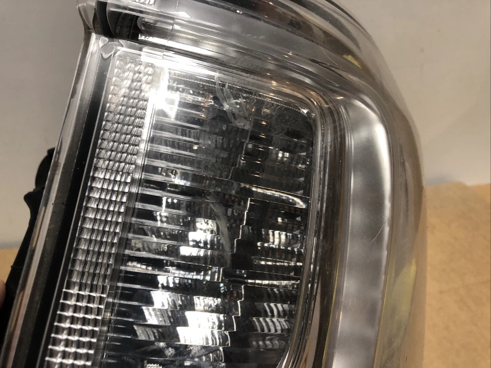 Luz trasera exterior LED transparente LED pasajero derecho prototipo OEM 161336 (GMC Acadia?) Foto 3 de 4