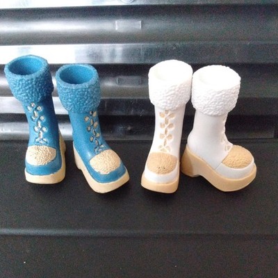 2 x Bratz Puppe Paar Schuhe - Cloe Wintertime Wonderland Stiefel (T2249)