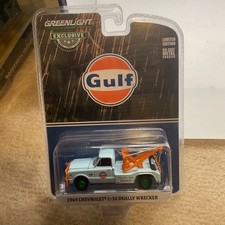 GREENLIGHT 1:64 1969 CHEVROLET C-30 DUALLY WRECKER TOW TRUCK "GULF"  30275 chase
