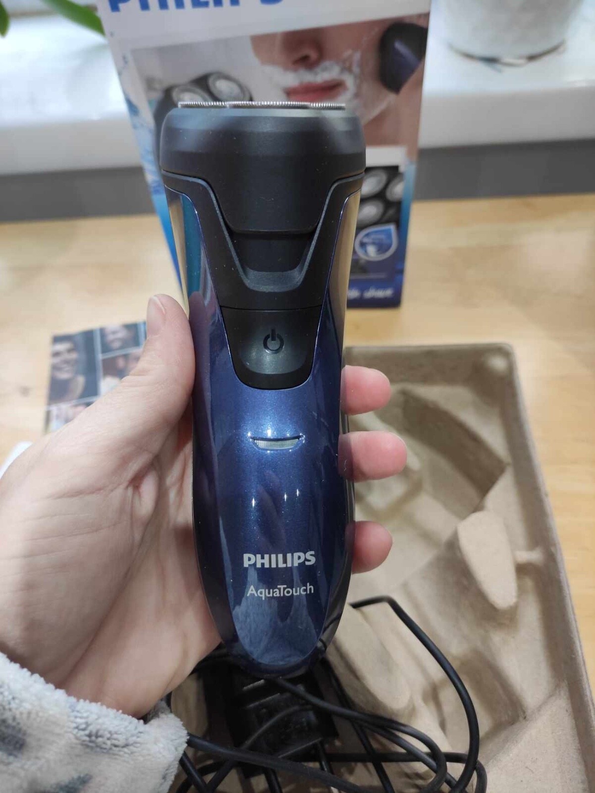 Philips AquaTouch AT620 Wet and Dry Electric Shaver Midnight Blue
