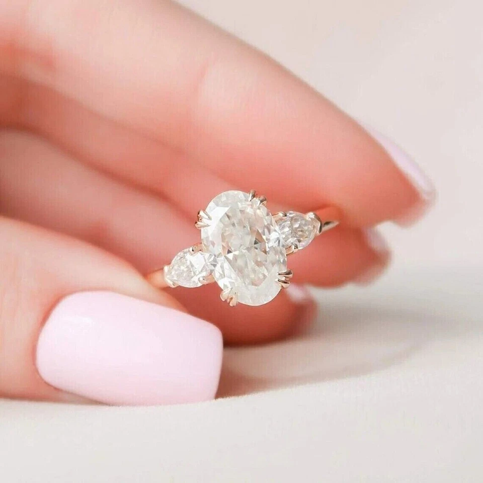 Anillo de compromiso simulado enchapado en oro rosa de tres diamantes de corte ovalado de 3,40 quilates talla 9 Foto 2 de 4