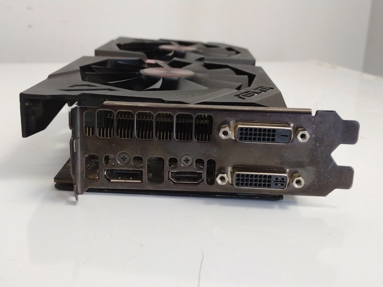 ASUS Radeon R9 285 - Thumbnail 4