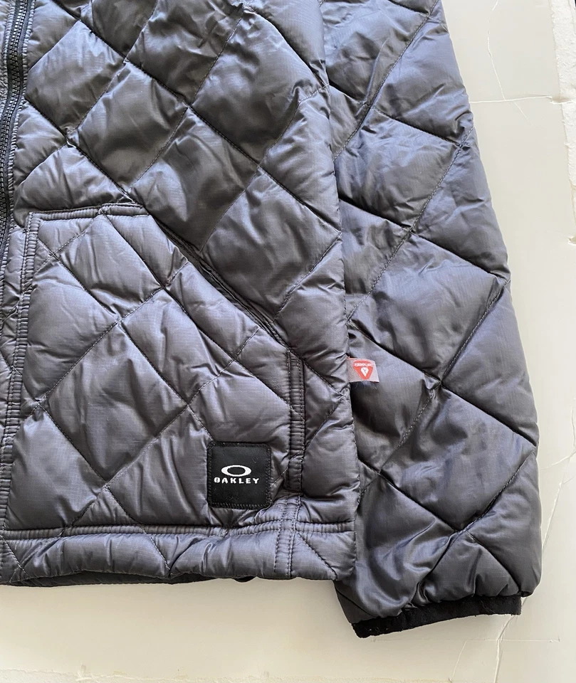 Chaqueta Oakley Chambers PrimaLoft Para Hombre Pequeña Gris Acolchada Capucha Puffer Foto 2 de 4