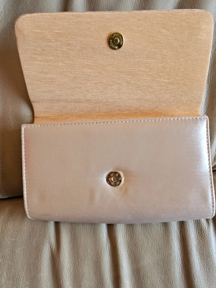 BOLSO CLUTCH PEQUEÑO HUGO XX 7 PULGADAS DE LARGO 4 PULGADAS DE ALTO I PULGADAS DE ANCHO CHAMPAGNE GO Foto 4 de 4