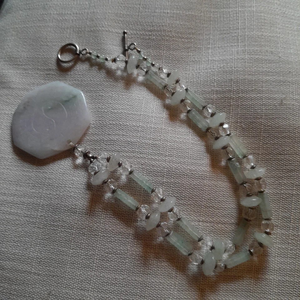 Collar de cuentas vintage hecho a mano con colgante de gema Yin Yang, mediano, color jade Foto 2 de 4