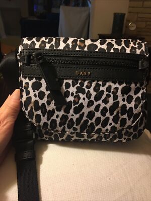DKNY Women s CARLA FLAP CROSS BODY Leo