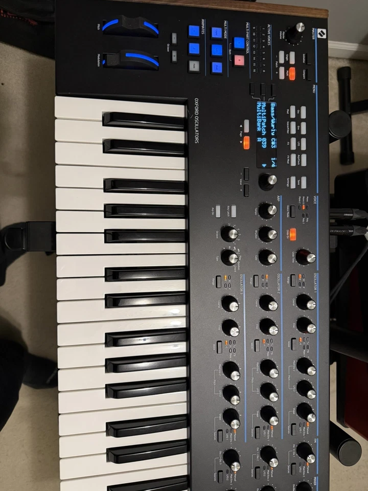 Novation Summit Sintetizador Polifónico 16 Voces y ¡Bono Dreadbox Typhon! Foto 2 de 4