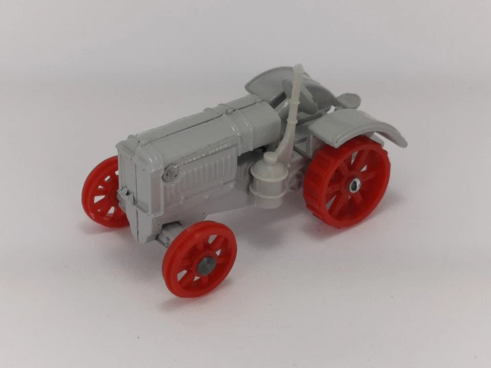 Tractor diecast International Harvester 1921 McCormick-Deering 10-20 1/64 como nuevo Foto 3 de 4