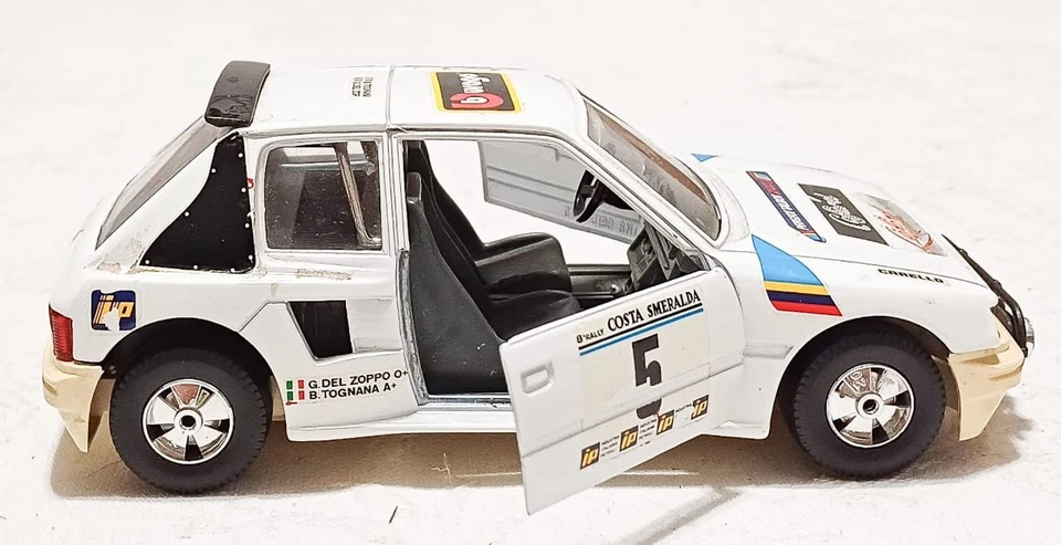 Burago Peugeot 205 Turbo  "Costa Smeralda". Scala 1/25. 4 ap. funzionanti. Ottim - Immagine 2 di 4