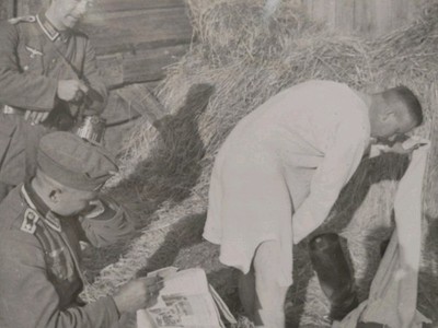 Vintage 40er Jahre Foto, deutscher Soldat zieht sich aus, wechselt Uniform