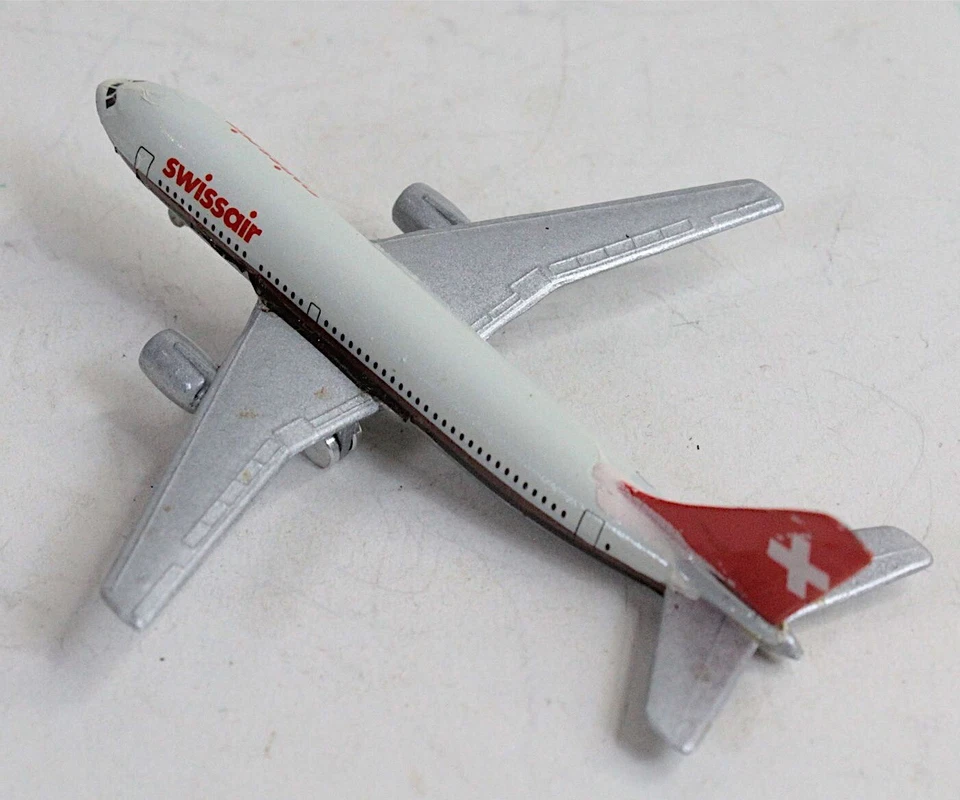 Antigo modelo de avião fundido Schabak Nr 703/4 Swissair Airbus A 310 em ob - Imagem 4 de 4