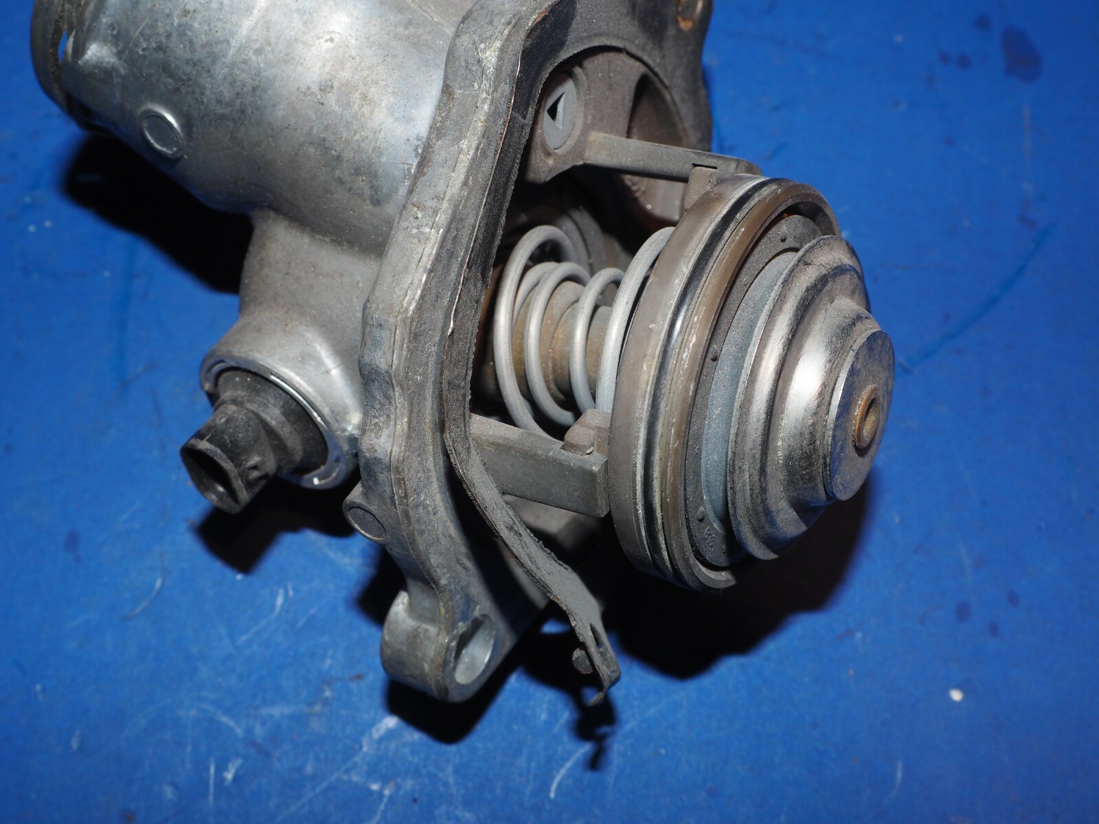 2011-2014 McLaren MP4-12C Engine Thermostat Housing UNTESTED 3.8L V8 TT OEM