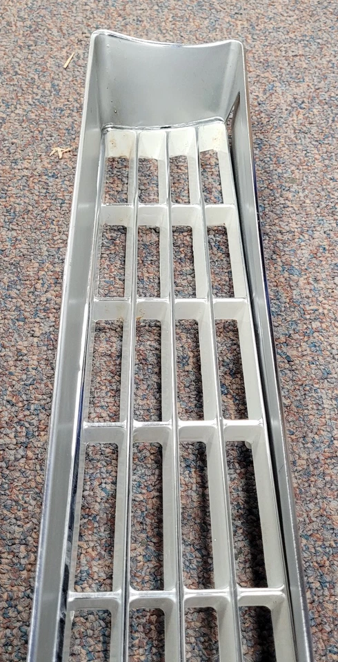 Plymouth Fury-III 1969 parrilla delantera cromada 2898676 nuevo en stock Foto 3 de 4