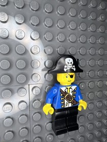 LEGO 6192 Pirate Minifigure pi102 Blue Jacket Skull Crossbones Hat