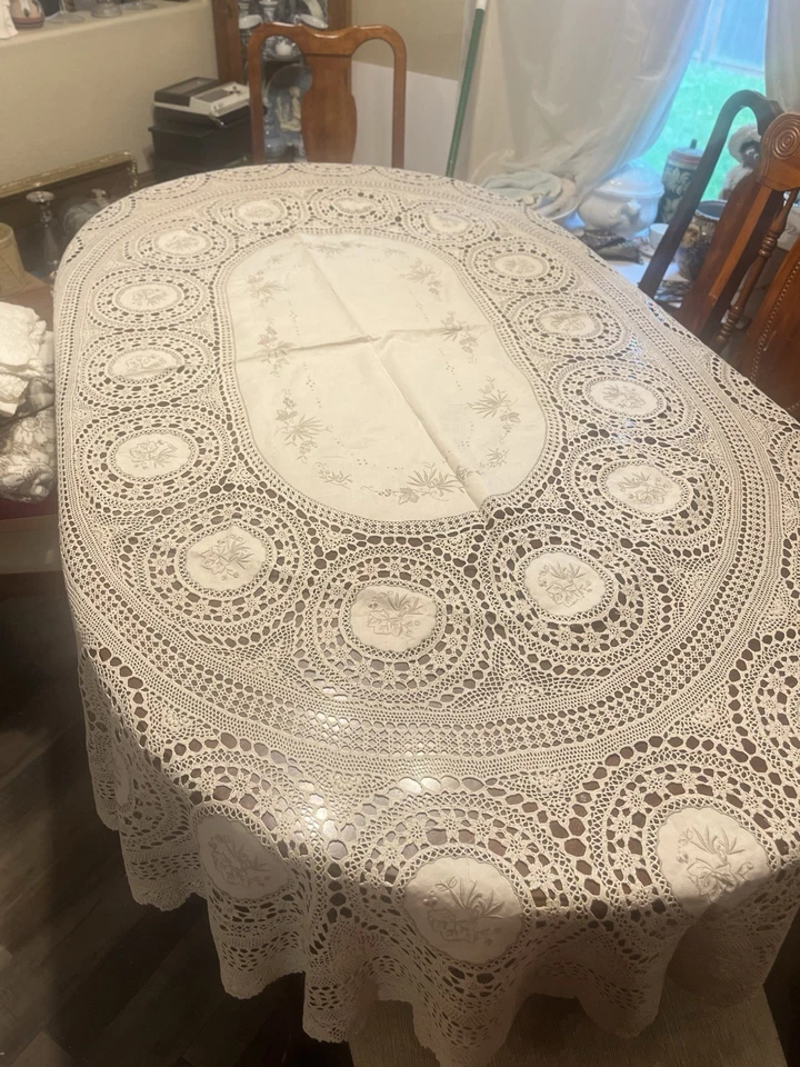 Vintage längliche gehäkelte Tischdecke mit Handstickerei Grannycore * Beschreibung lesen